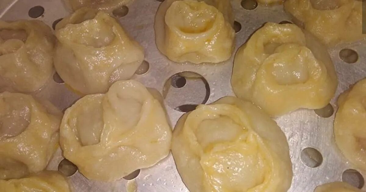 Тесто для пельменей и манты рецепт. Идеальное тесто для мантов в хлебопечке. Бантики из пельменного теста. Тесто для пельменей на минералке. Манты.