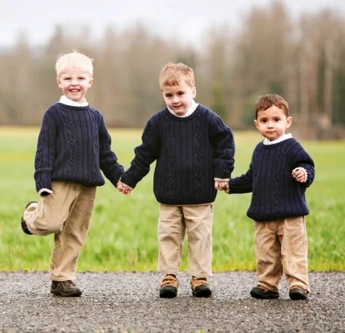 Картинка 3 мальчика. Три мальчика. Средний ребенок. Трое детей мальчики. Три маленьких мальчика.