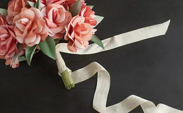 Как красиво завязать букет. Красиво завязать ленту на букете. Цветы завязаны лентой. Цветы обвязанные лентой. Цветы перевязанные лентой.