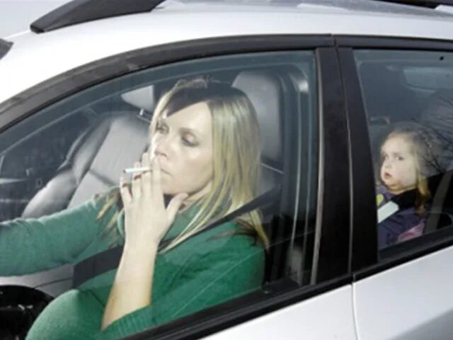 Ой мама курит. Курящая мама. Курящие молодые мамы. Курящие мамы в машине. Девочка курит с мамой.