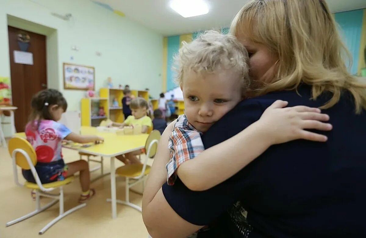 Дочка не хочет в садик. Воспитатель и дети в детском саду. Дети в садике. Воспитатель детского сада. Воспитатель с детьми.