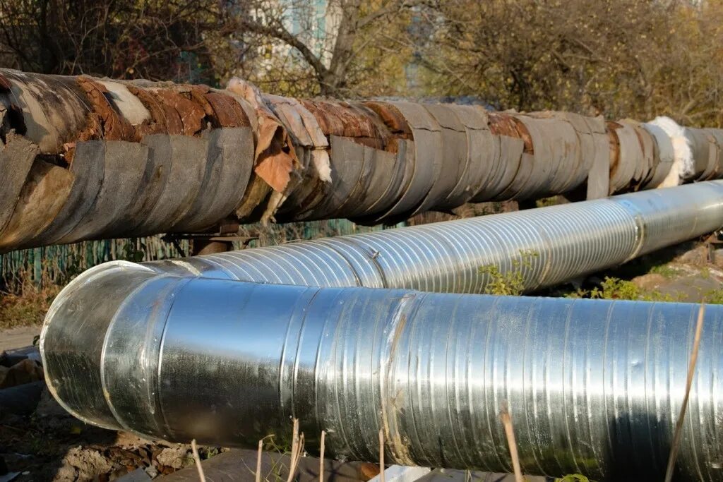 Наружная теплотрасса. Теплотрассы. Как называется теплотрасса. Канальная прокладка тепловой сети. Труба магистраль теплотрассы.