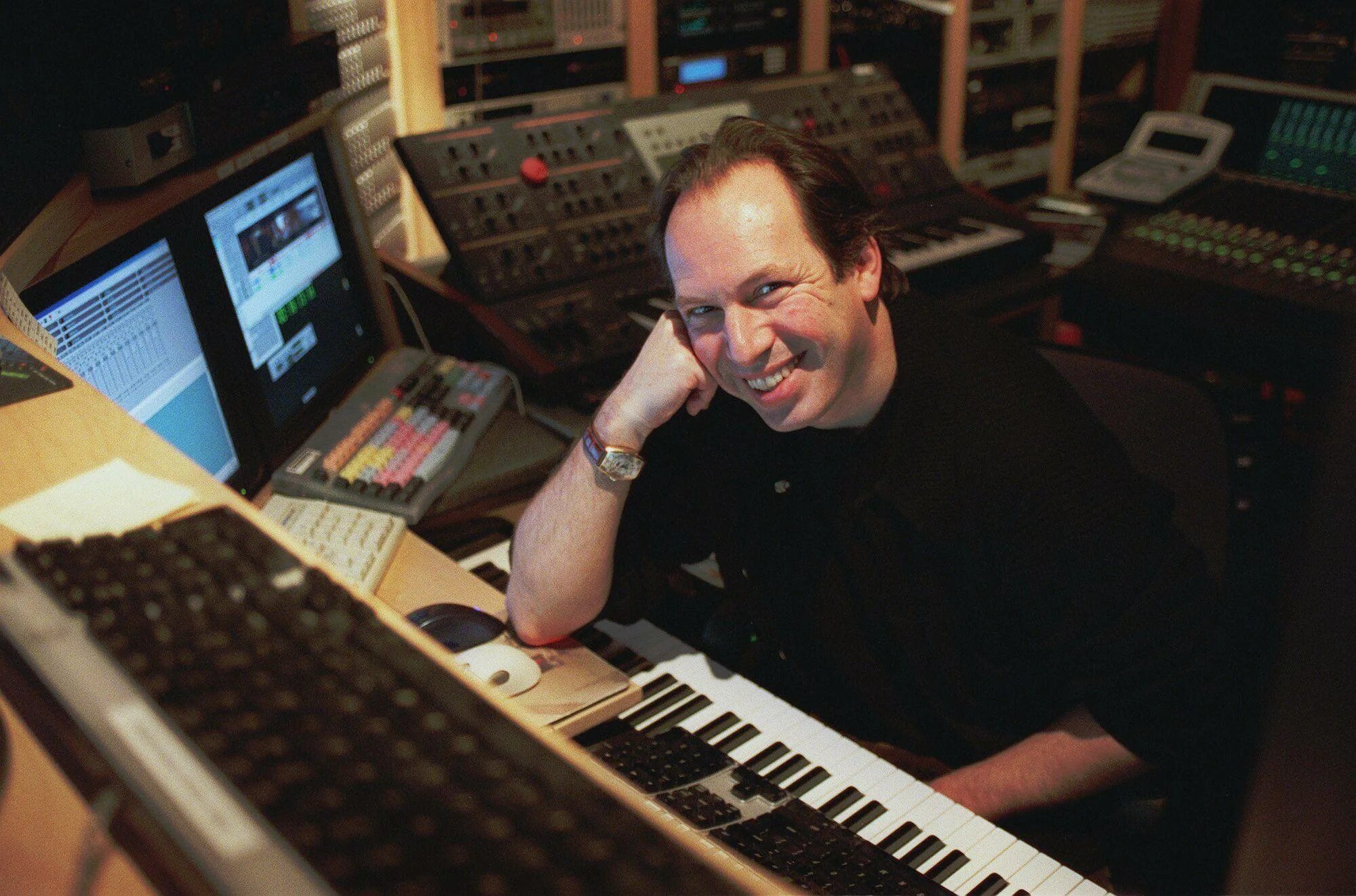 Циммер композитор. Ханс циммер. ханс циммер композитор. hans zimmer о композиторе. ханс флориан циммер.
