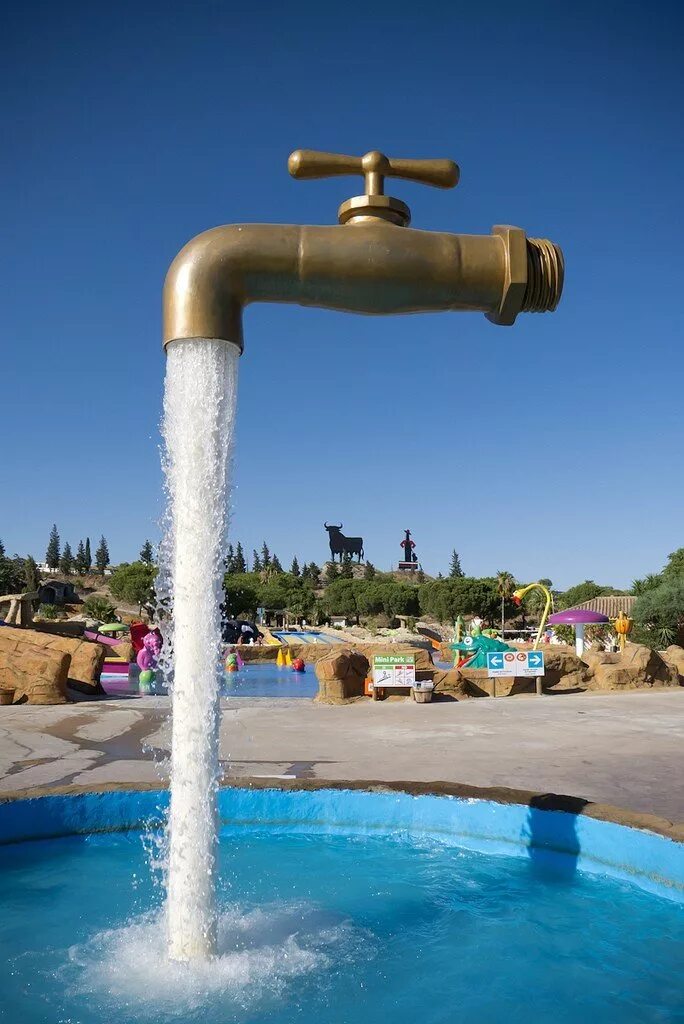 Большая труба с водой