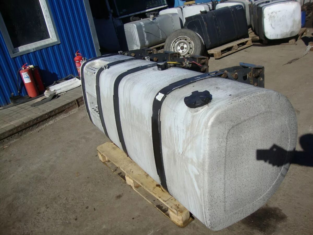 Топливный бак вольво fh12 650л. D-образный бак вольво 800 литров. Бак топливный volvo 740d. Топливные баки. Бак топливный volvo fh алюминиевый.