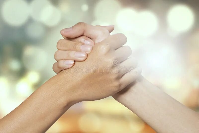 Рука за руку мир. Держание за руки. Руки тянутся друг к другу. Рука тянется к руке. Взялись за руки.