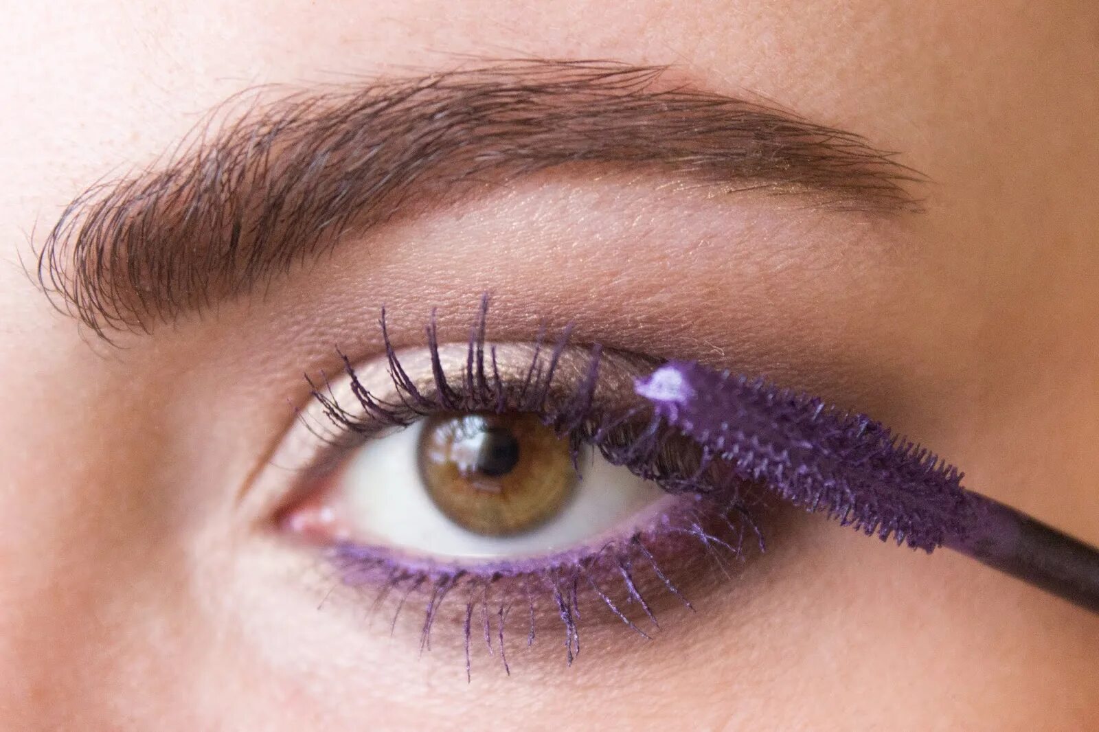 Красивые карие глаза. Строгий макияж для карих глаз. Maybelline new york тушь для ресниц total temptation deep cocoa, 02. Кари для ресниц. Фиолетовая тушь.