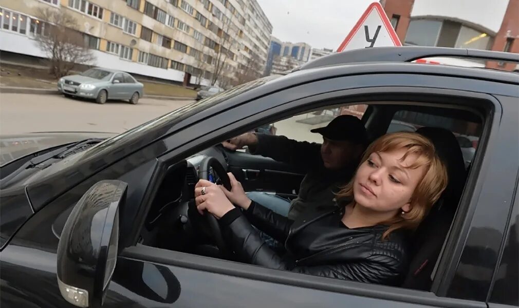 Практическое вождение. Практика вождения городу. Экзамен в городе по вождению. Машина автошкола. Учебный автомобиль.