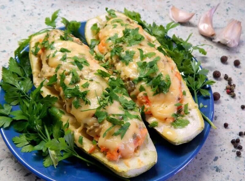 Фаршированные кабачки цукини. Фаршированные цуккини «лодочки». Кабачки цукини с фаршем. Фаршированные цуккини «лодочки». Фаршированные кабачки с фаршем запеченные.