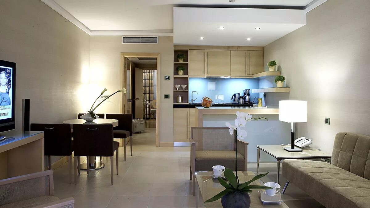 Кухня в номере отеля. Кухня 7 отель. Кухня в гостинице планировка. Седьмое небо отель крым утес. Кухня 7 отель.