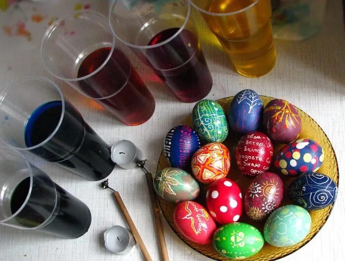 Какими цветами красить яйца. Крашеные пасхальные яйца. Краска для яиц на Пасху. Красим яйца на Пасху. Окрашивание яиц пищевыми красителями.