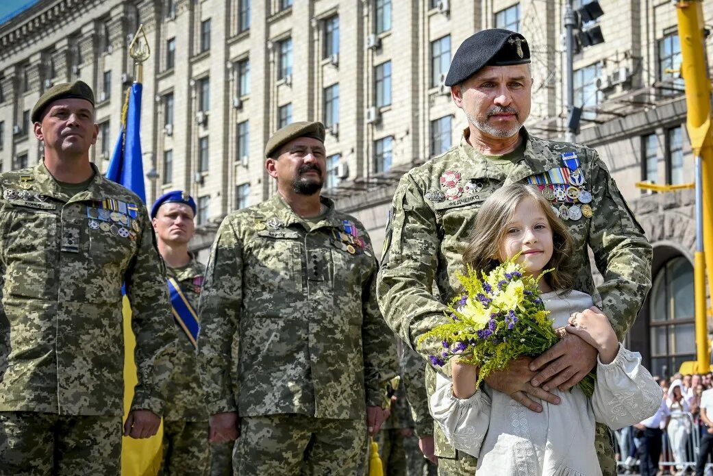 Парад в киеве. День независимости украины парад. Украинский флаг. Порошенко на майдане 2014. 24 августа киев.