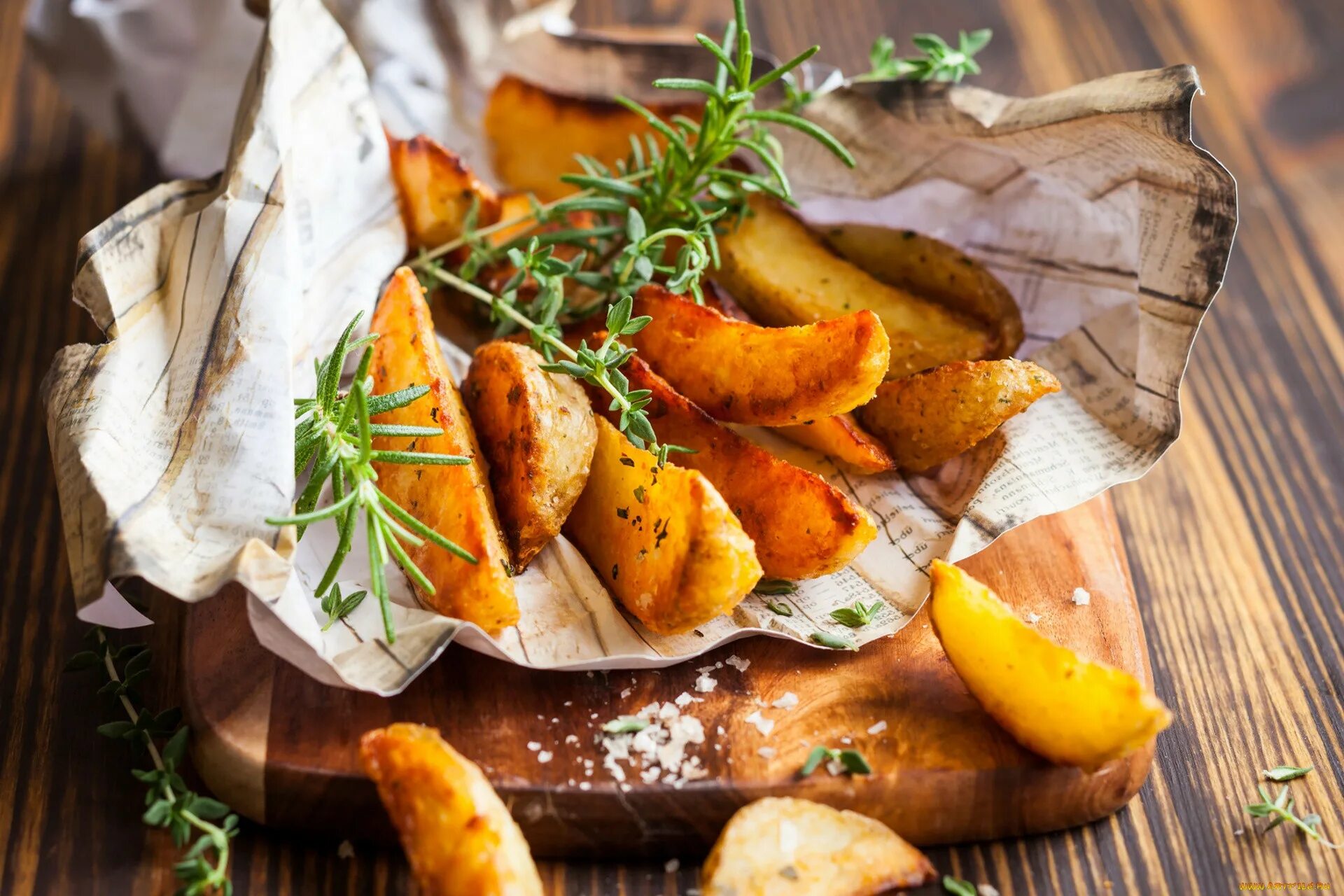 Картофель дольками с хрустящей корочкой. Картофель запеченный с розмарином. картофель айдахо с розмарином. картофель по деревенски. картофельные дольки.