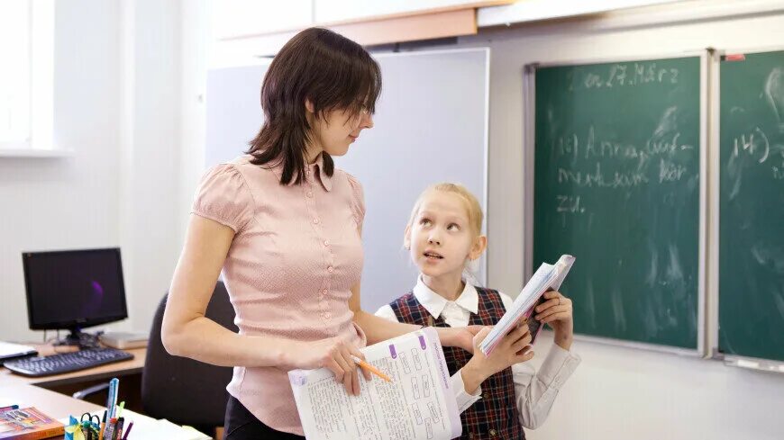Занятия с репетитором. Детский психолог. Mother teacher photo jpg. Учитель занималась. Deti v shkole s uchitelya.