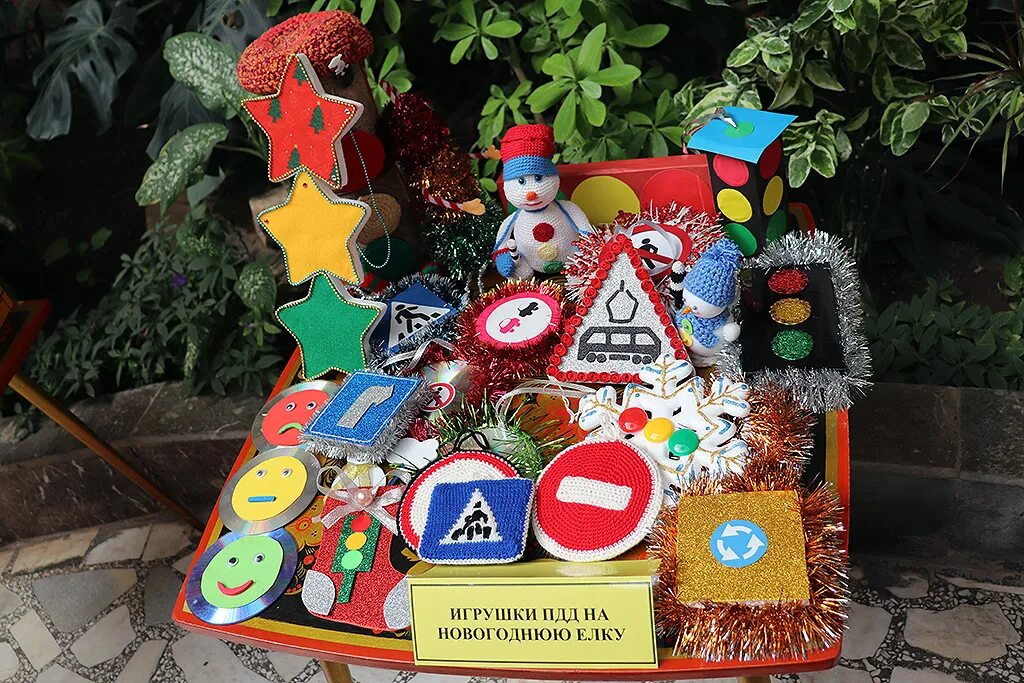 Елочная игрушка на тему пдд. Елочная игрушка бдд. Новогодняя игрушка на елку пдд. Елочная игрушка пдд. Елочная игрушка пдд.