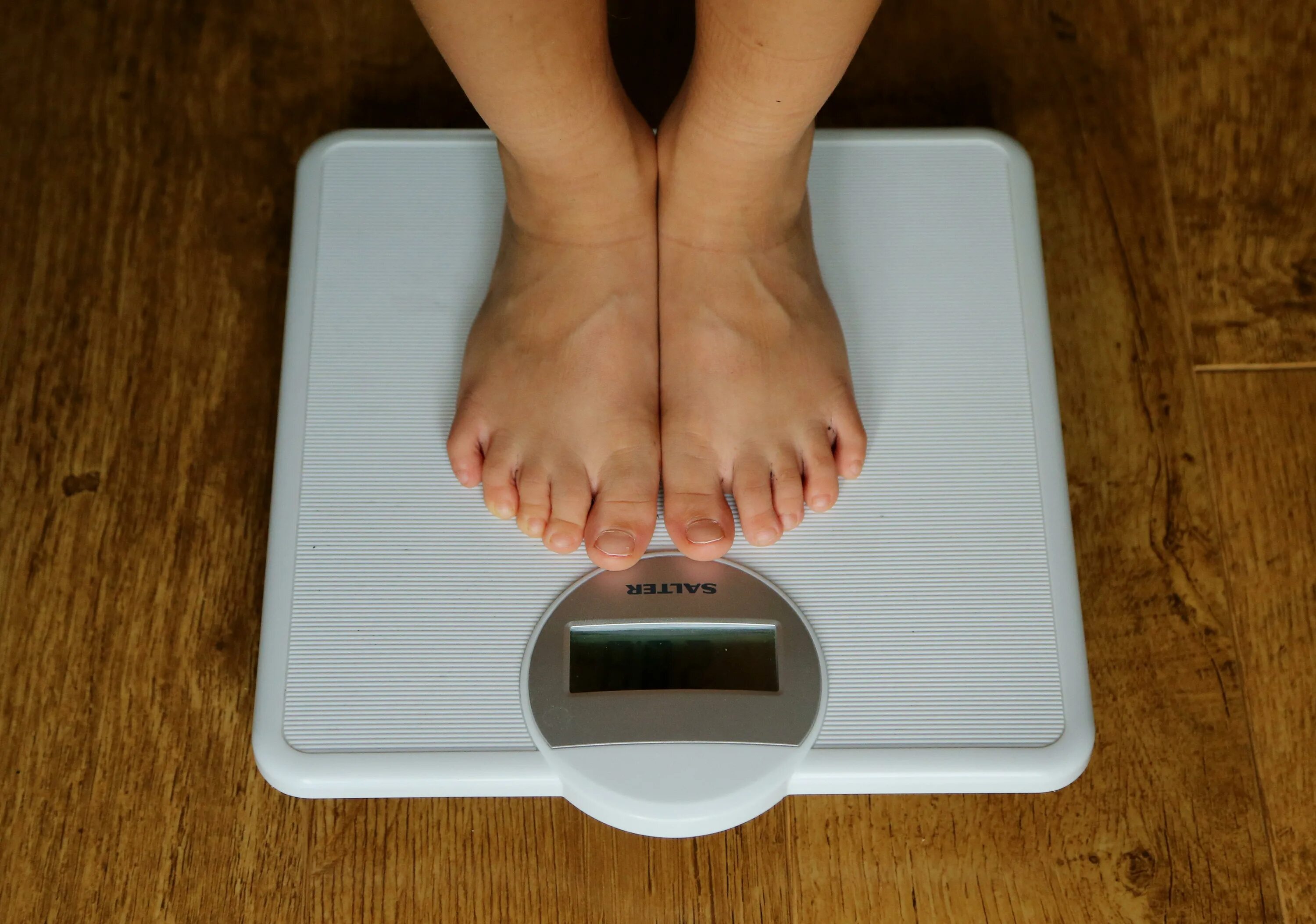 Какими становятся люди весы. Весы. Большой вес на весах. Весы напольные ноги. Ноги на весах.