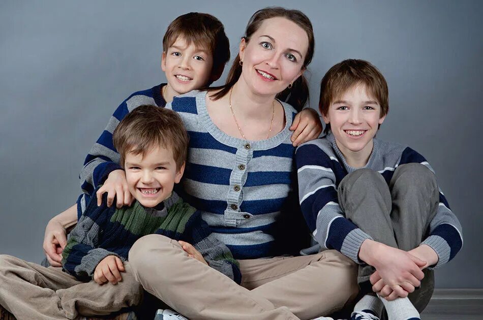 Сын и много мам. Фотосессия мама и три сына. Мать троих сыновей. Женщина и три сына.
