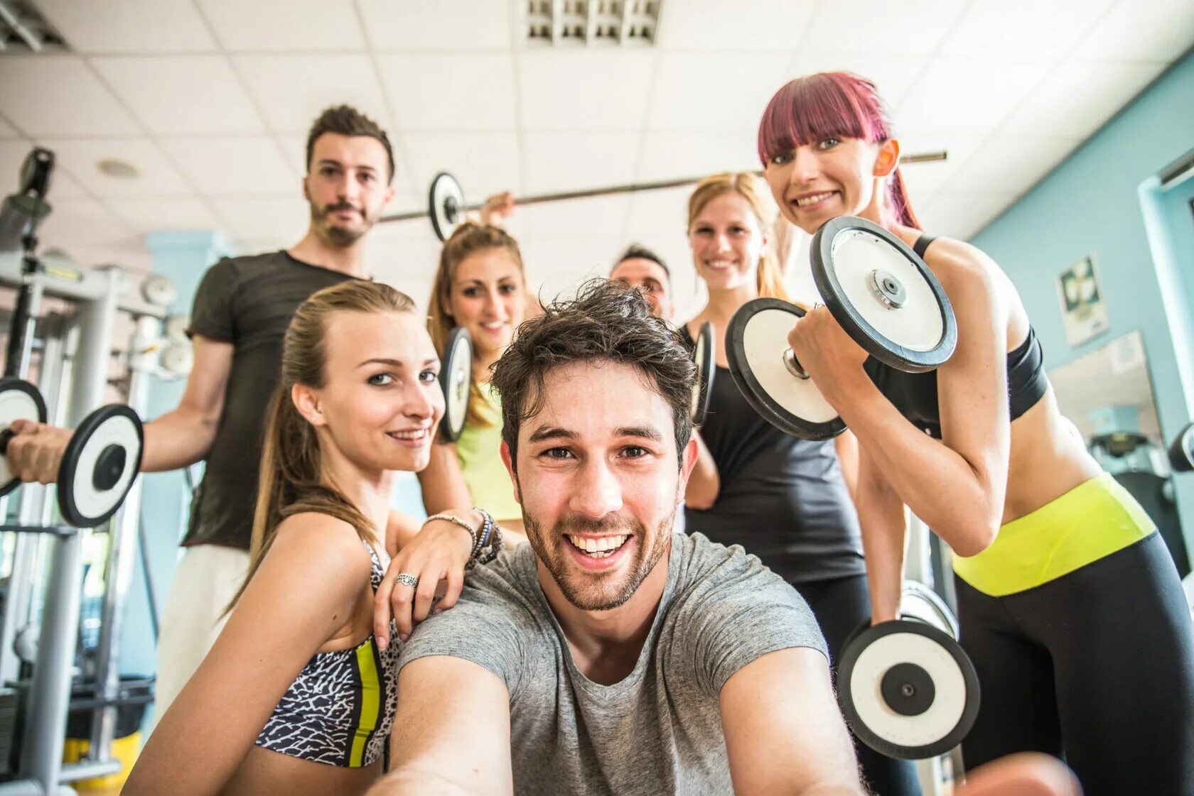 Friend sport. Спортивные люди. Люди в тренажерном зале. Спортивные люди в зале. Люди занимаются в спортзале.