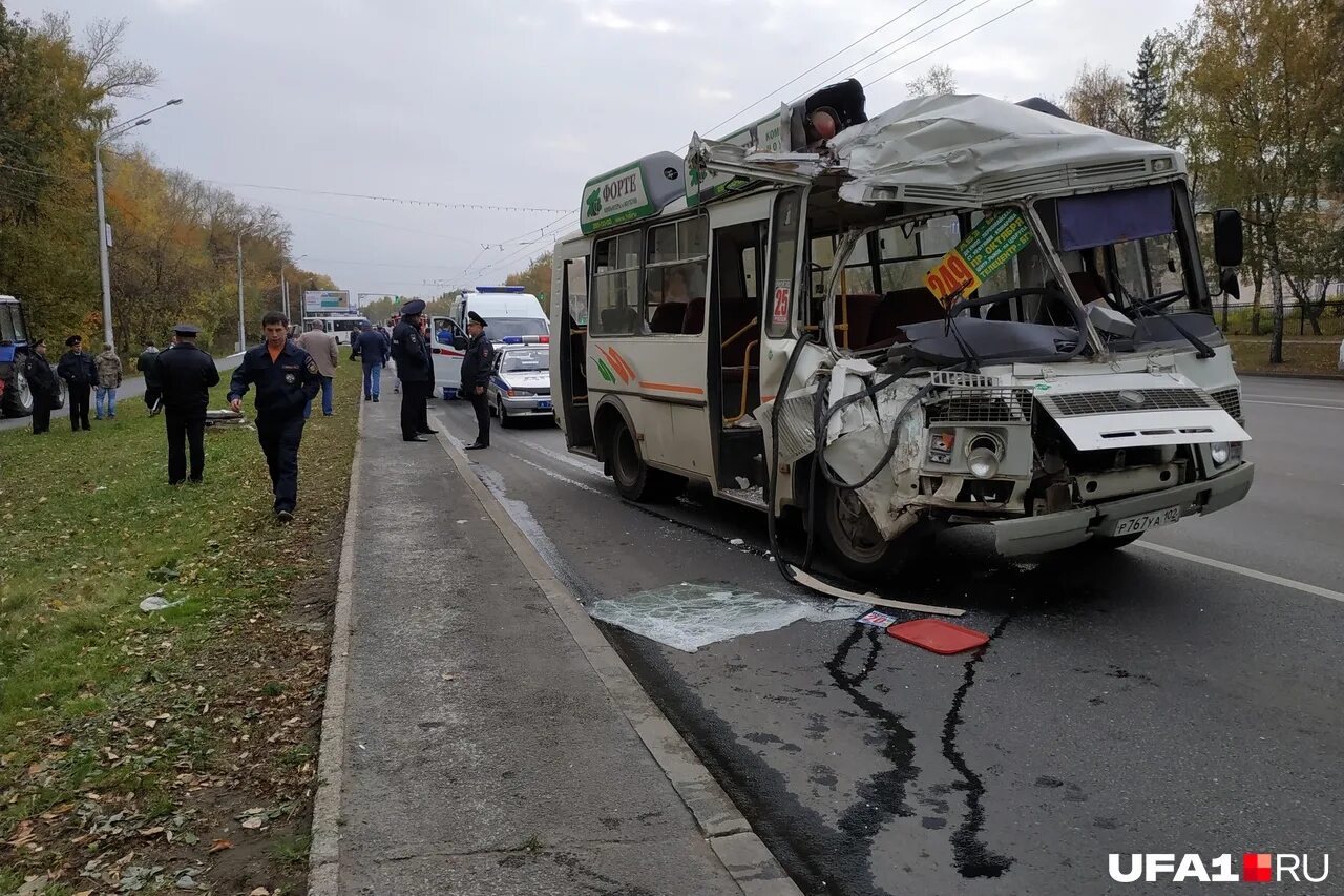 Дтп в уфе сегодня утром. Автобус снёс остановку. ПАЗИКИ В Уфе.