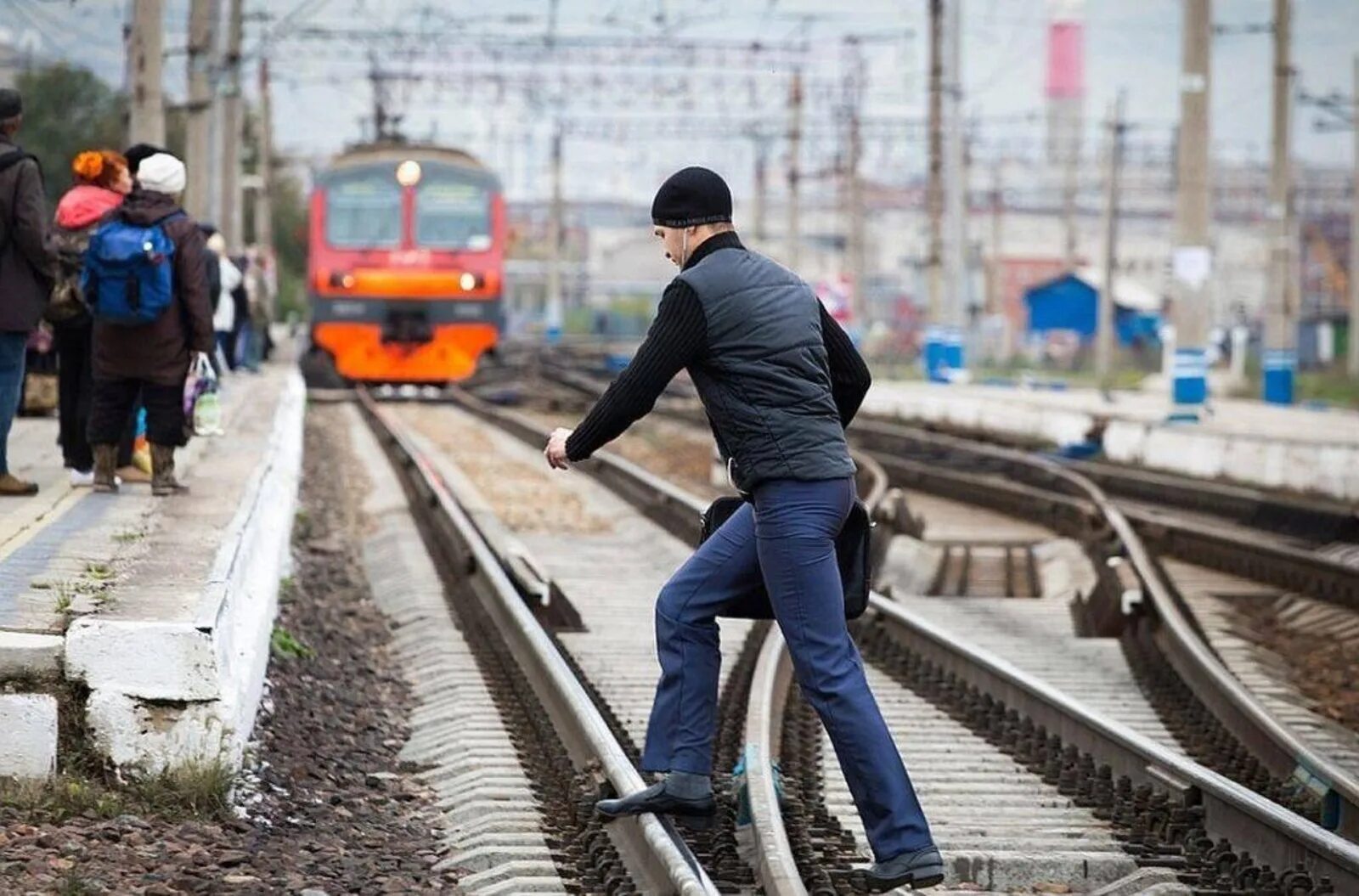 Случай на железной дороге. Травматизм на железной дороге. Путь человека. Травмирование на железной дороге.