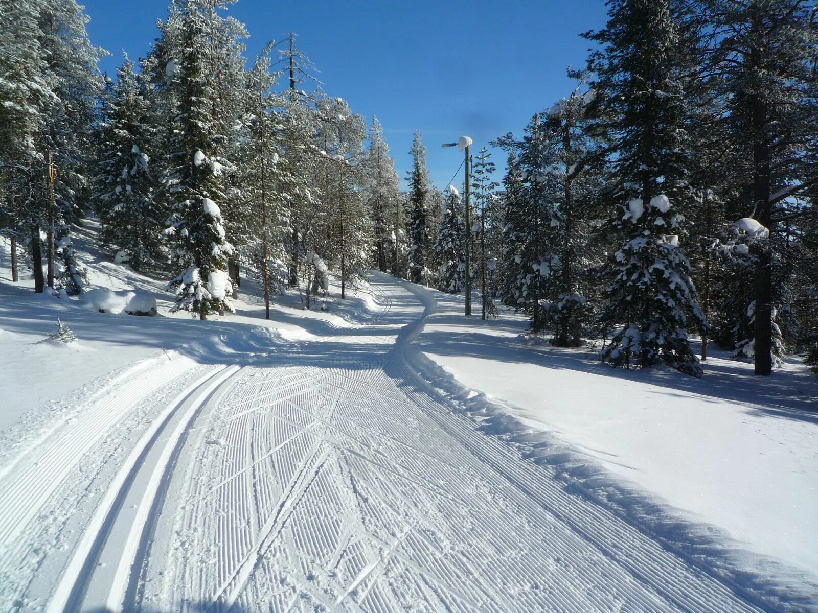 Skiing track. Лыжня в Норвегии. Лыжные трассы в Норвегии. Лыжная трасса в горах. Зимний фон Лыжня.