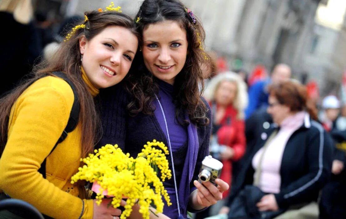 Жен сегодня. Празднование 8 марта в Италии. Международный женский день в Италии. Италия 8 марта отмечают. Женский день в Германии.