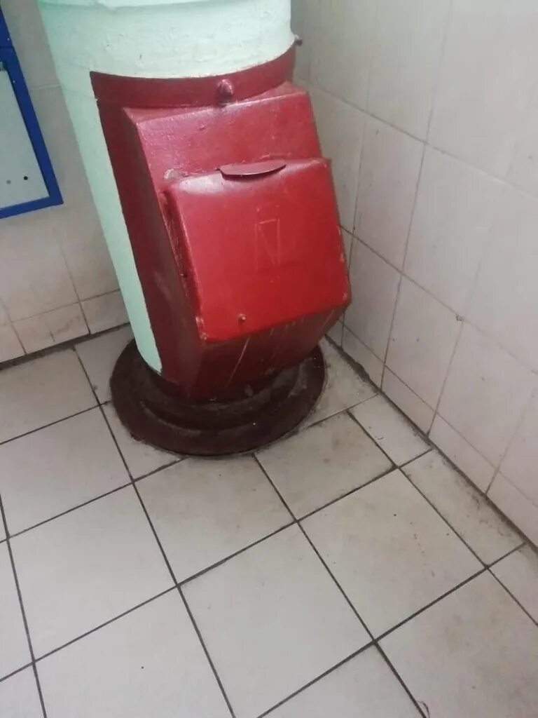 Мусоропровод. Засорился мусоропровод. Крышка мусоропровода. Карман мусоропровода. Современный мусоропровод.