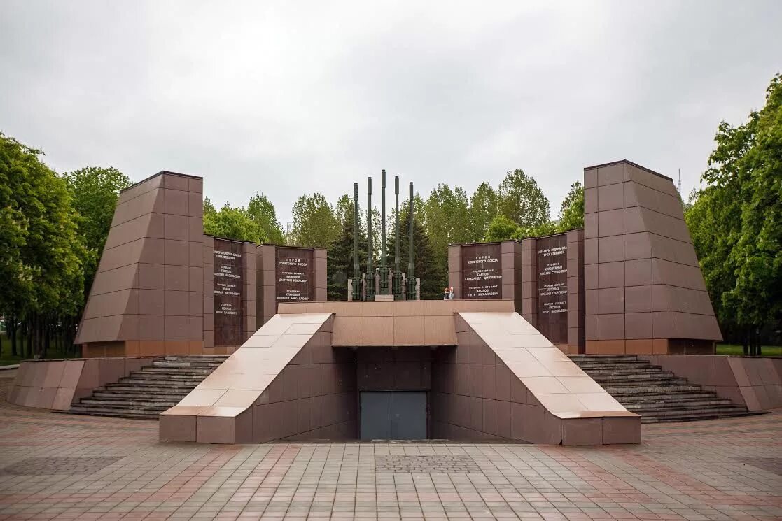 Комсомольская парк победы. Комсомольская парк победы. Аллея славы комсомольского парка пятигорск. Памятник неизвестному солдату жирновск. Пятигорск • мемориал славы в комсомольском парке.