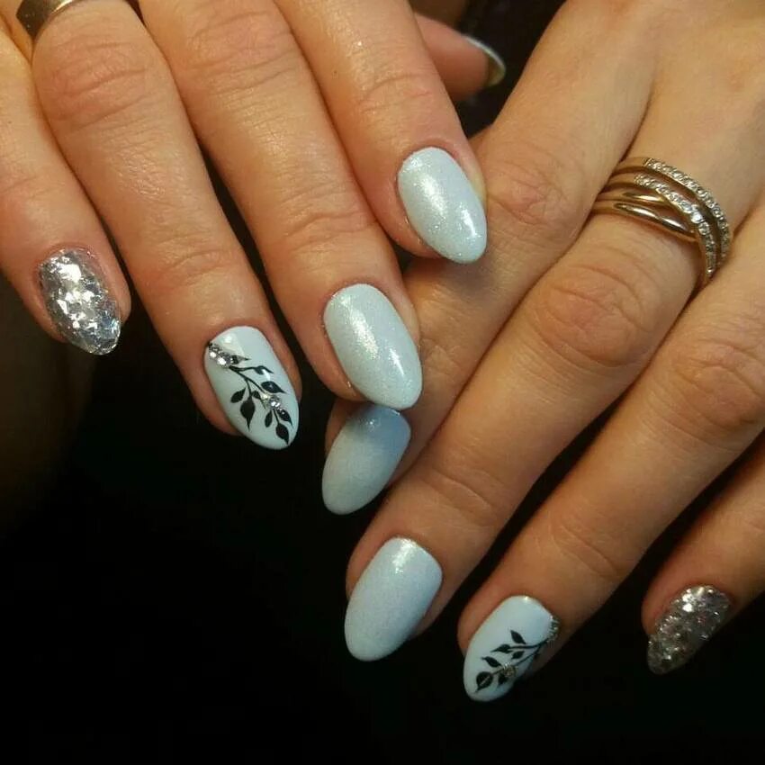 Дизайн белых ногтей с рисунком. Серебристый маникюр. Белые ногти. Маникюр с веточкой и стразами. Шикарный белый маникюр.