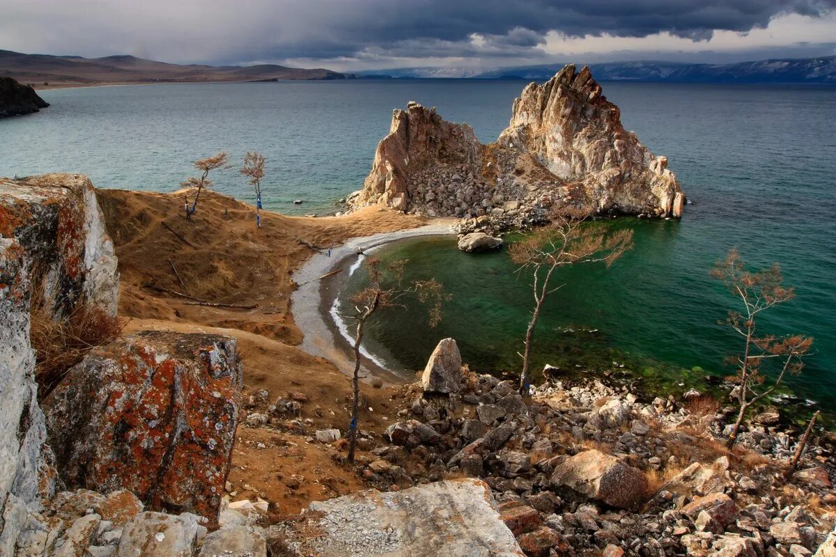 Большой остров байкала. Ольхон Байкал. Байкальский остров Ольхон. Озеро Ольхон на Байкале. Шаманка Байкал Ольхон.