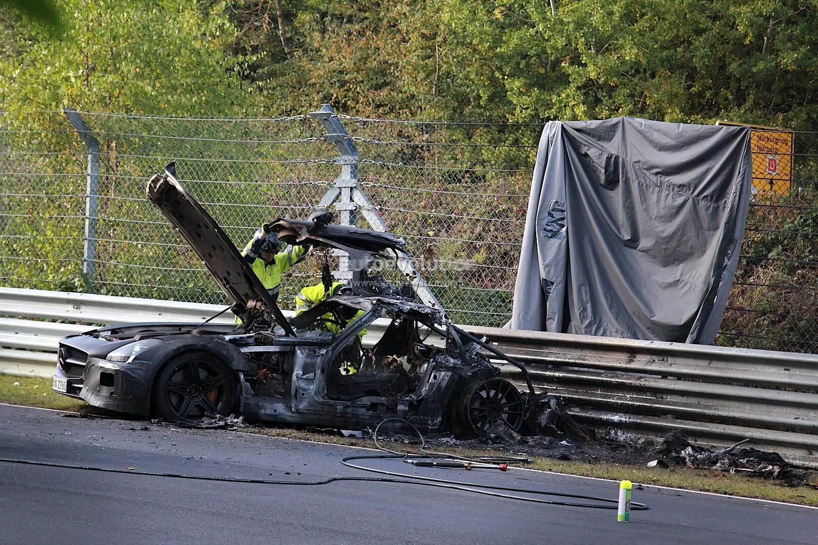 Mercedes c63 crash. Mercedes-AMG C 63 Разбитая. Разбитый Мерседес CLS. Разбитый Мерседес 63 АМГ. Разбитые машины аварии