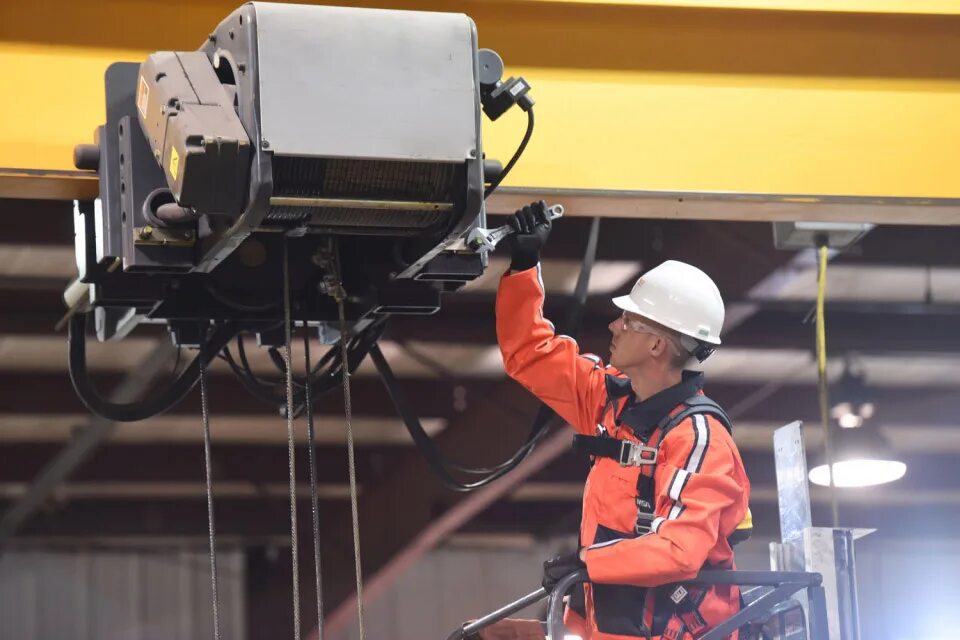 Кран техобслуживания вшм. Электрик по обслуживанию грузоподъемных машин. Техническое диагностирование кранов это. Техническое обслуживание мостового крана. Safety personnel.