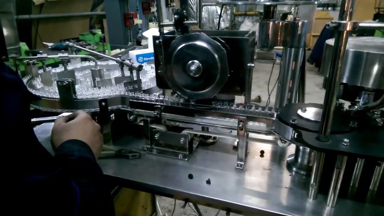 Видео про автоматические. Автоматический разливочный модуль aps one. Автоматическая мешкозашивочная машина. Машина для розлива меда. Техноиндустрия выдув пэт.