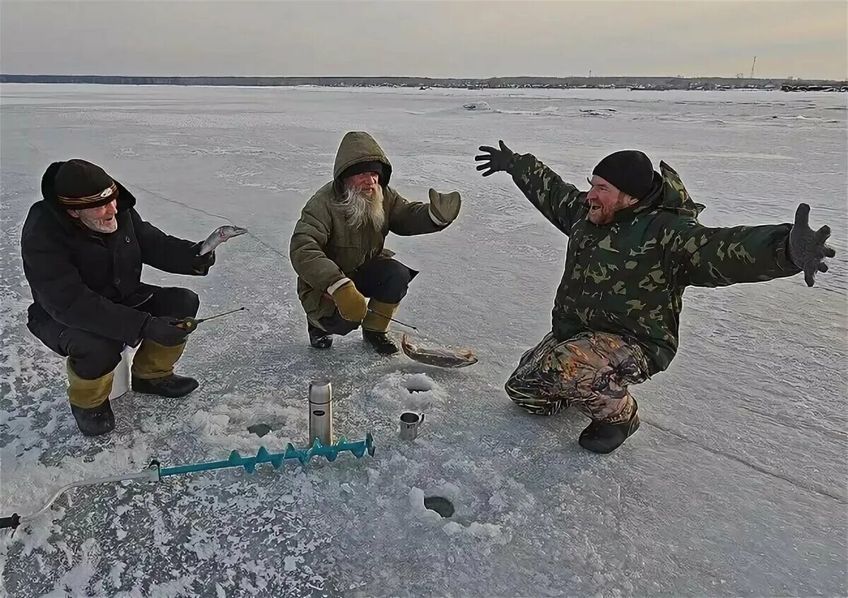 Зимняя рыбалка приколы. Зимняя рыбалка на льду. Рыбак зимой. Рыбалка зимой приколы.