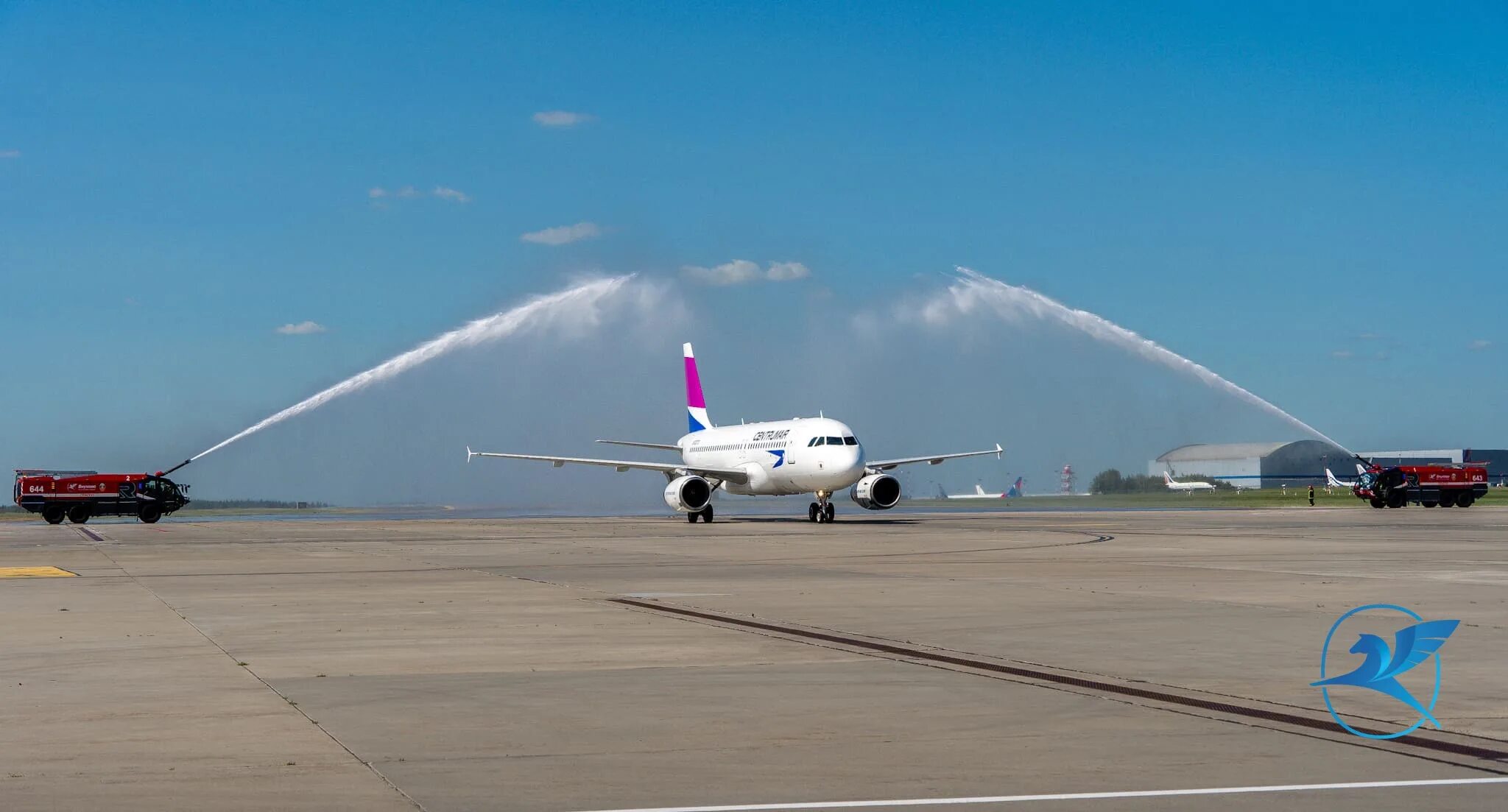 Centrum Air авиакомпания. Самолет и аэропорт. Самолет в полете. Самолет приземляется в аэропорту. Авиабилеты внуково ургенч