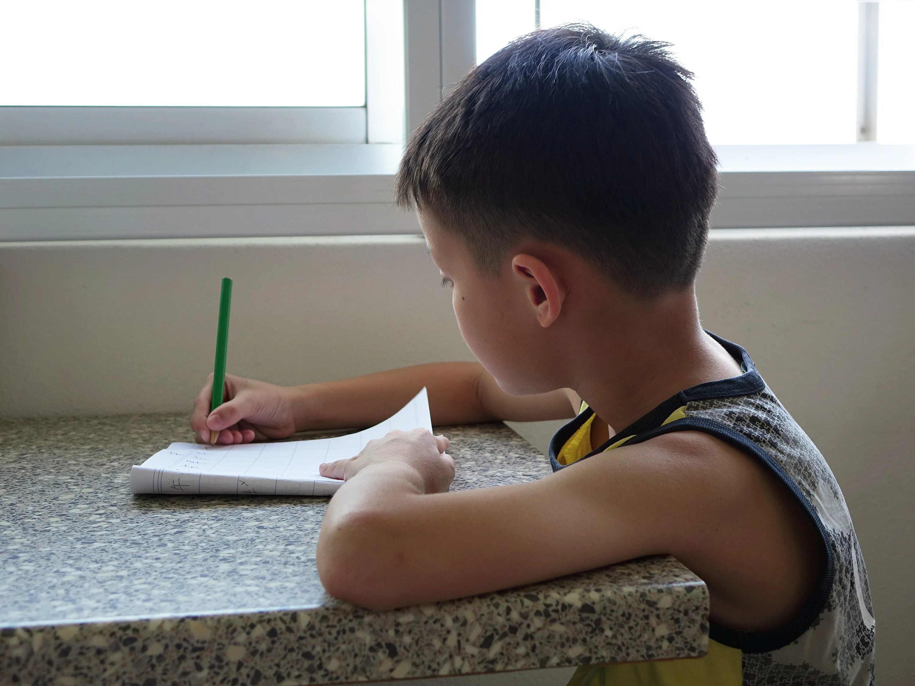 В 11 лет мальчик что делает. Писающий мальчик. Мальчик учит уроки. Ребенок делает уроки. Мальчик на уроке.