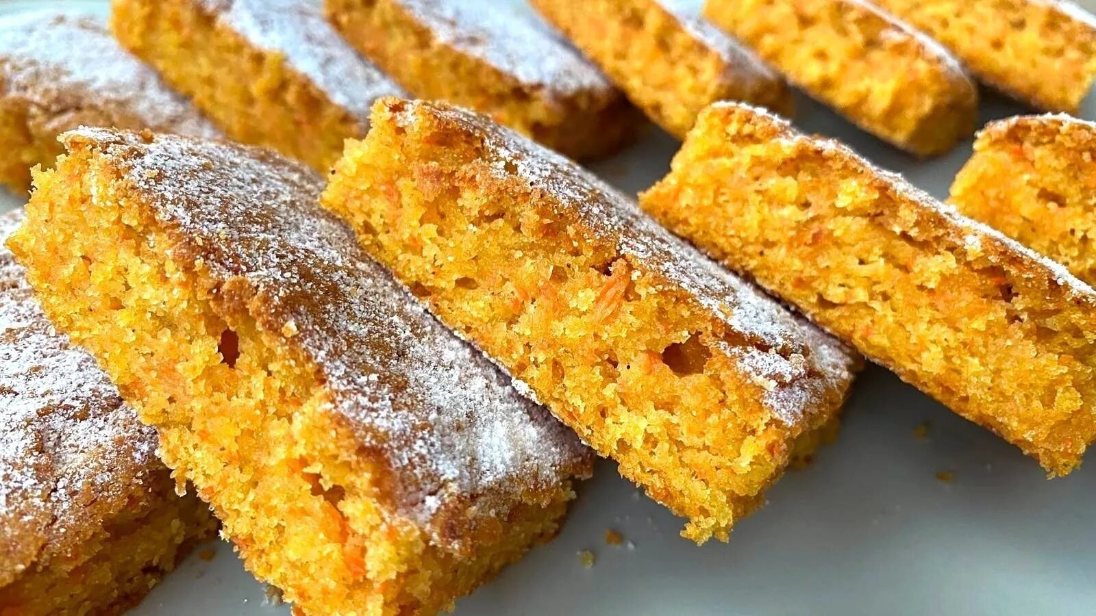 Яблочная коврижка. Коврижка постная с яблоками. Яблочная коврижка. Коврижка постная с яблоками. Медовая коврижка с яблоками фото.