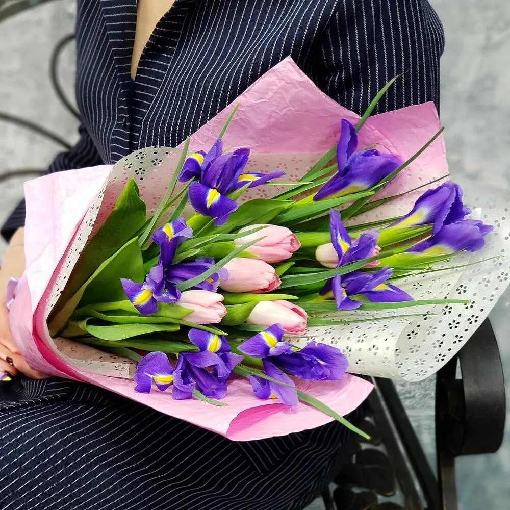 Тюльпаны с ирисами букеты. Цветы тюльпаны с ирисами. Весенний букет тюльпаны и ирисы. Весенний букет тюльпаны альстромерия ирисы.