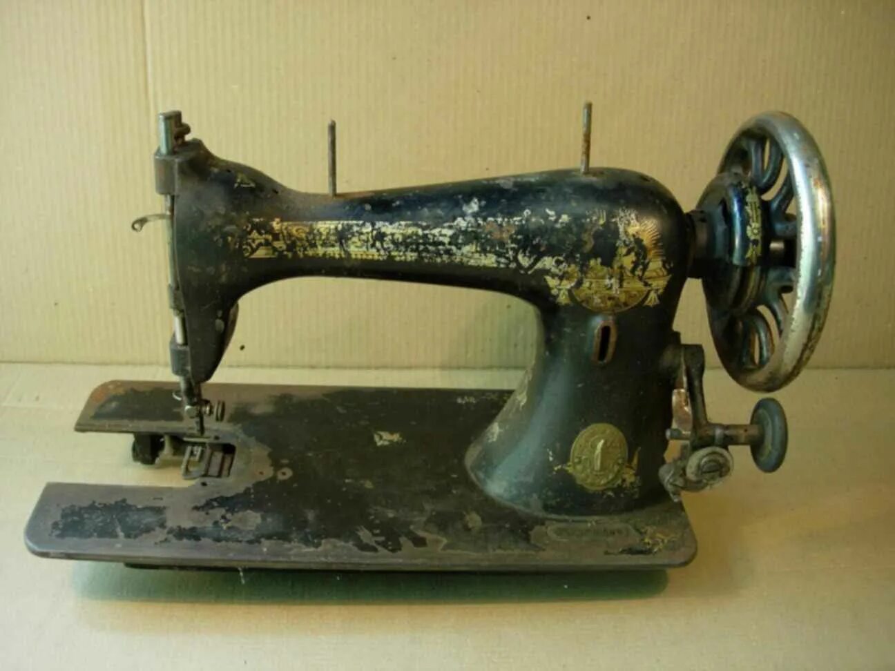 Швейная машинка раритет. Швейная машина Старая. Старинная швейная машинка. Швейная машинка старинная ручная.