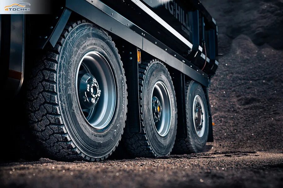 Шины грузовые вездеходные r18. Шины для грузовиков. Грузовое колесо. Шины для грузовых автомобилей. Шины для грузовых автомобилей.