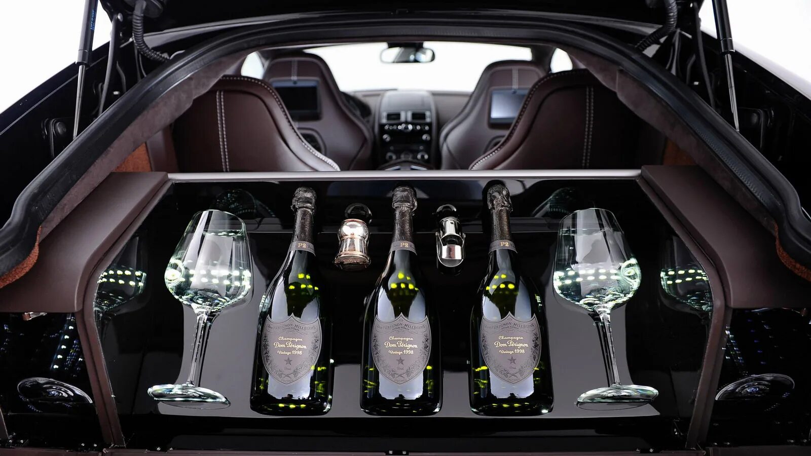 Випит. Aston Martin rapide багажник вино. Астин Марти шампанское.