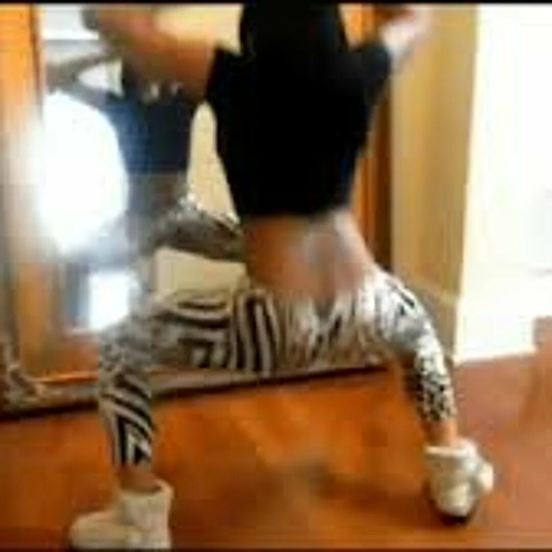Twerk strip. Тверк танец. Тверк в школе. Бути дэнс. Тверк.