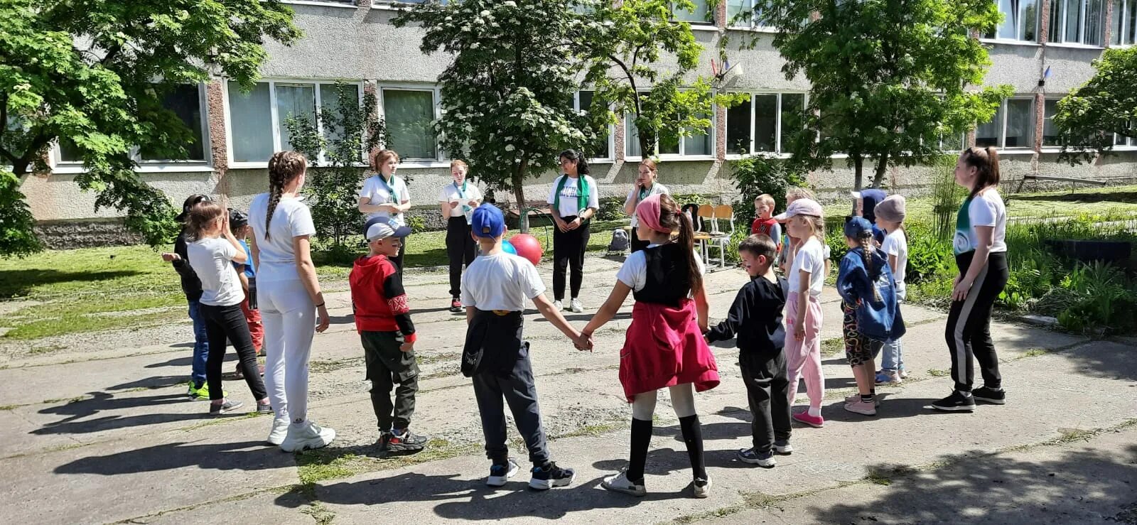 школьный двор и смех. школа. школьный двор и смех. школьный двор и смех. школьный двор фото.