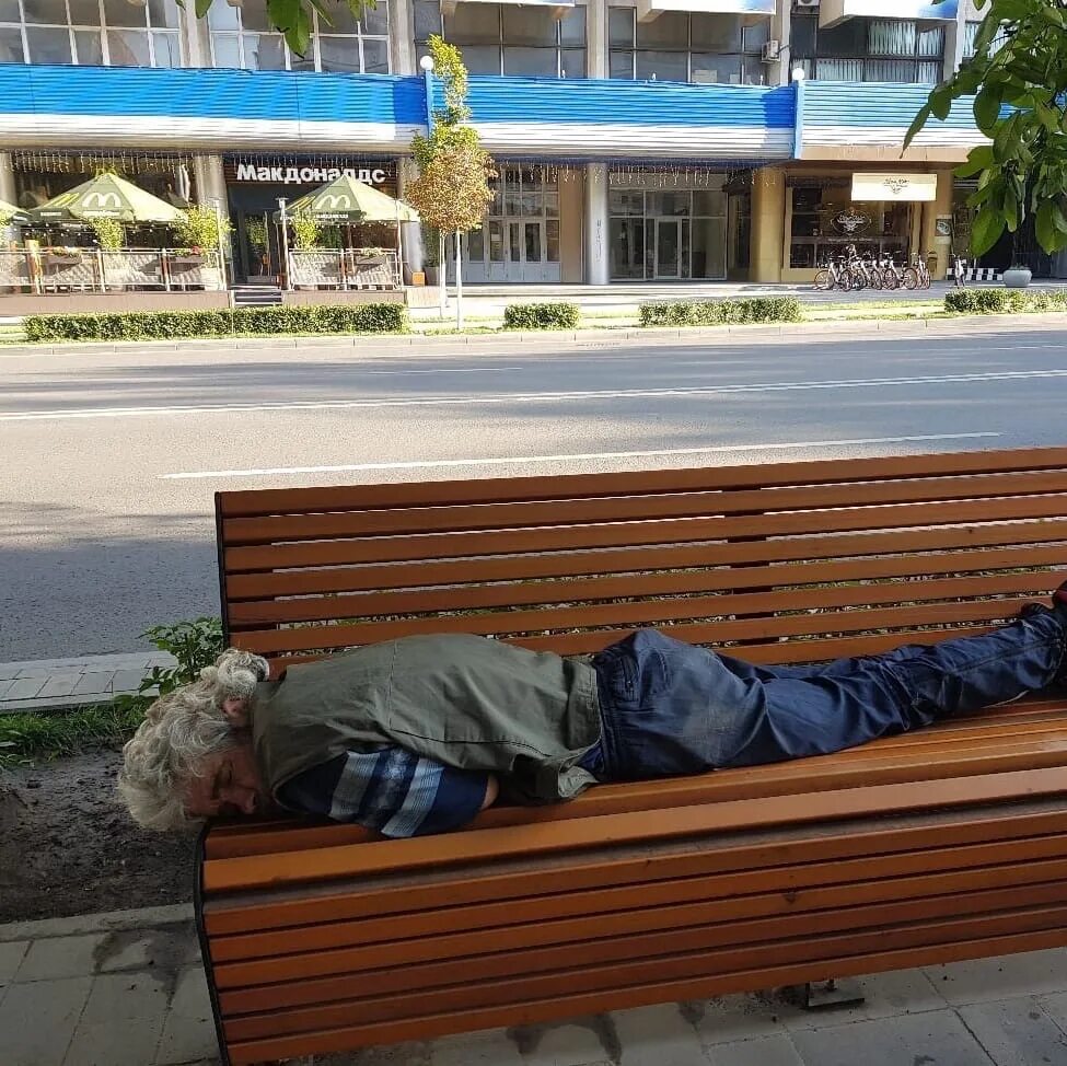 Бомж калининград. Маргиналы на скамейке. Бомжи в центре Ростова.