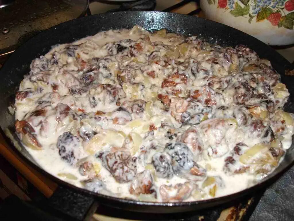 Сморчки приготовленные. Сморчки запеченные в сметане. Сморчки запеченные в сметане. Строчки жареные. Грибы сморчки жареные.