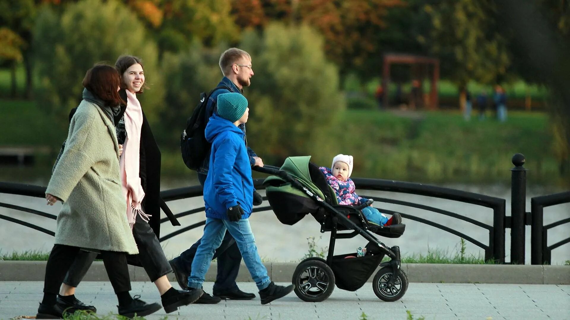 Семья в Москве. С праздником семьи. День семьи в 2022. Международный день семей фото.