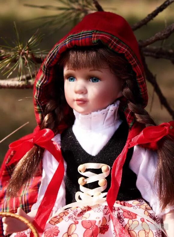 Красные куколки. Куклы Энджел коллекшн. Кукла красная шапочка. Красная шапочка кукла фарфор. Фарфоровая кукла девочка.