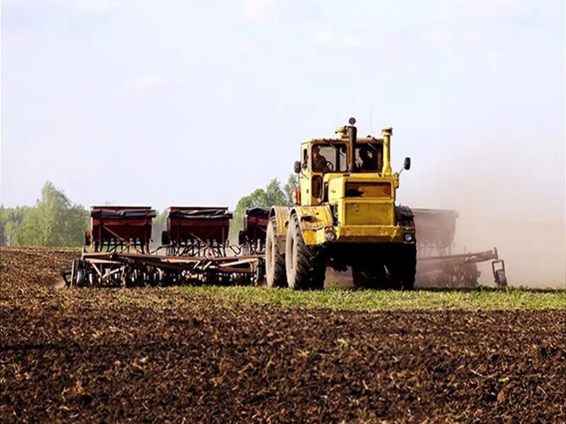 Трактор посевная. Весенние полевые работы. Вспаханное поле. Посев в колхозах. Посевная.