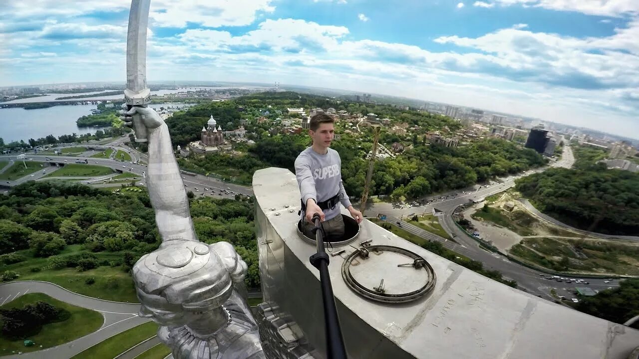 Залезли на статую. Залезли на статую
