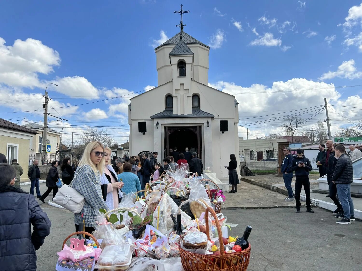 Когда пасха в 2024 году у армян. Армянская Церковь в Симферополе. Сурб Акоб Симферополь. Пасха храм. Армения Пасха церкви.